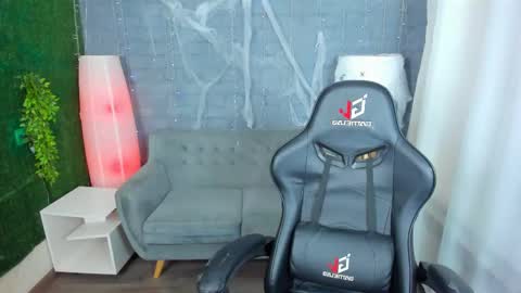 Snapshot of aliice_cartier chatting on 12/25/24, 05:58 Alice online show from 12/25/24, 05:58