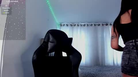 aliice_walker_ online show from 11/18/25, 04:44