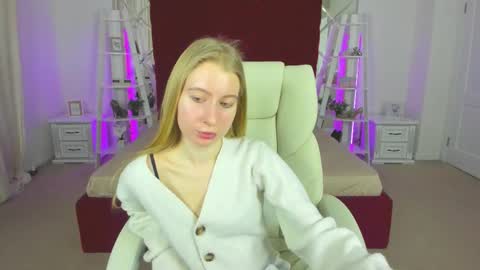 Snapshot of alina__blonde chatting on 03/22/26, 07:01 Alina online show from 03/22/26, 07:01