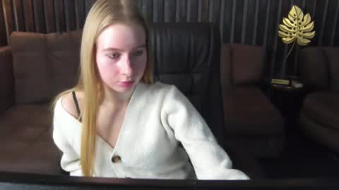 Snapshot of alina__blonde chatting on 03/24/26, 06:40 Alina online show from 03/24/26, 06:40