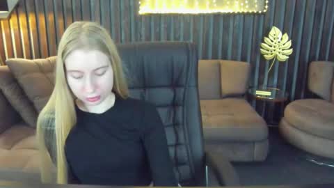 Snapshot of alina__blonde chatting on 03/27/26, 06:52 Alina online show from 03/27/26, 06:52