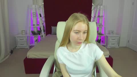 Snapshot of alina__blonde chatting on 04/07/26, 05:41 Alina online show from 04/07/26, 05:41