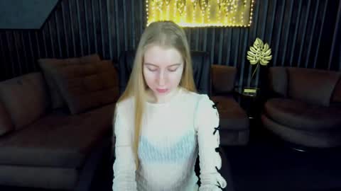 Snapshot of alina__blonde chatting on 04/19/26, 05:40 Alina online show from 04/19/26, 05:40