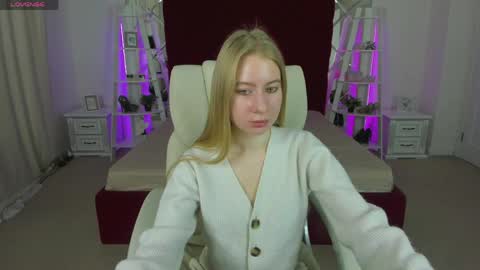 Snapshot of alina__blonde chatting on 04/23/26, 05:41 Alina online show from 04/23/26, 05:41