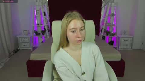 Snapshot of alina__blonde chatting on 04/23/26, 01:02 Alina online show from 04/23/26, 01:02