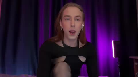 Snapshot of alina_flow chatting on 12/16/25, 12:43 Alexa online show from 12/16/25, 12:43