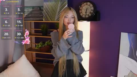 Snapshot of alinadoran chatting on 12/16/25, 03:44 Hello im Lina online show from 12/16/25, 03:44