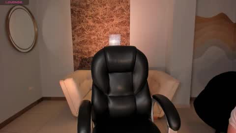 Snapshot of alinakravitz_ chatting on 11/26/25, 11:22 alinakravitz_ online show from 11/26/25, 11:22