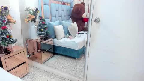 Snapshot of alinamoretz chatting on 12/17/25, 02:50 alinamoretz online show from 12/17/25, 02:50