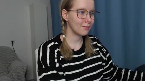 Snapshot of alinasei chatting on 11/22/25, 05:45 alinasei online show from 11/22/25, 05:45