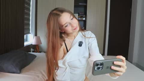 Alice                                   Fansly Alisa01 online show from 05/13/26, 02:42