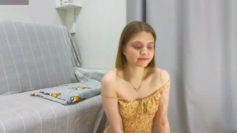 Snapshot of alisia_spinnet chatting on 04/05/26, 12:46 Alisia online show from 04/05/26, 12:46