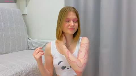 Snapshot of alisia_spinnet chatting on 06/19/26, 02:32 Alisia online show from 06/19/26, 02:32