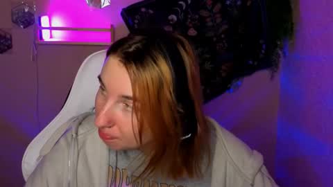 Snapshot of alisun_ chatting on 09/18/25, 08:33 A L I C E  online show from 09/18/25, 08:33