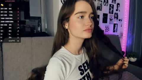 Snapshot of alivialovely chatting on 11/27/25, 09:22 Alivia online show from 11/27/25, 09:22