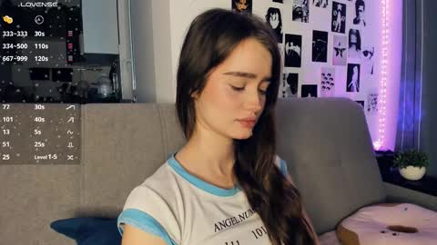 Snapshot of alivialovely chatting on 12/15/25, 10:08 Alivia online show from 12/15/25, 10:08