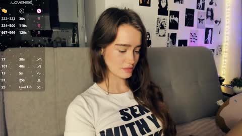 Snapshot of alivialovely chatting on 12/17/25, 09:37 Alivia online show from 12/17/25, 09:37