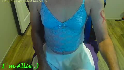 Snapshot of allie__kat chatting on 09/13/25, 02:17 Allie online show from 09/13/25, 02:17