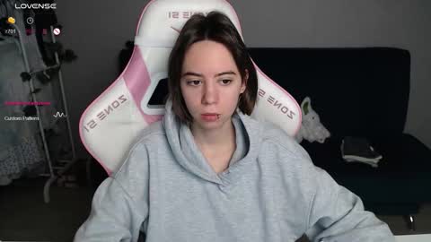 Snapshot of allie_hazie chatting on 10/15/25, 12:00 alice online show from 10/15/25, 12:00