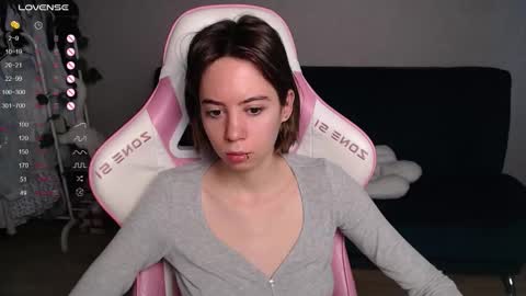 Snapshot of allie_hazie chatting on 10/24/25, 01:35 alice online show from 10/24/25, 01:35