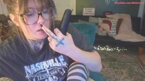 Snapshot of allieberrybb chatting on 12/17/24, 02:44  bb  online show from 12/17/24, 02:44