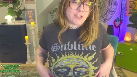 Snapshot of allieberrybb chatting on 12/31/24, 02:25  bb  online show from 12/31/24, 02:25