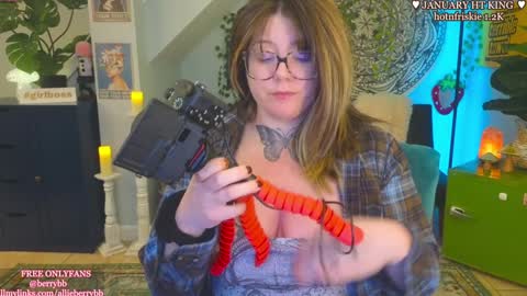 Snapshot of allieberrybb chatting on 01/14/25, 02:29  bb  online show from 01/14/25, 02:29