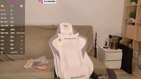 Snapshot of alllinaeve chatting on 01/12/25, 11:04 Alina online show from 01/12/25, 11:04