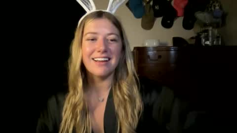 Snapshot of allyanalangel chatting on 10/25/25, 03:03 allyanalangel online show from 10/25/25, 03:03