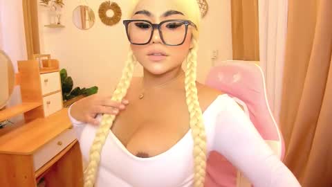 Snapshot of alodiacums chatting on 11/30/25, 12:14 alodia x princess online show from 11/30/25, 12:14