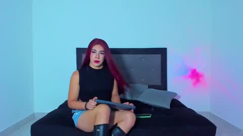 Snapshot of alonehazel chatting on 03/04/25, 10:16 Hazel Bowie online show from 03/04/25, 10:16
