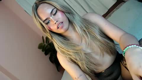 Snapshot of alove_too_last chatting on 01/10/25, 07:43 LEXY online show from 01/10/25, 07:43