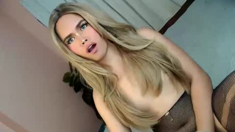 Snapshot of alove_too_last chatting on 01/11/25, 02:04 LEXY online show from 01/11/25, 02:04