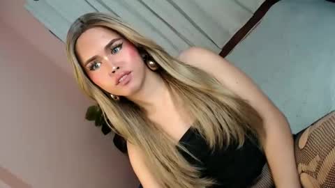 Snapshot of alove_too_last chatting on 01/11/25, 05:51 LEXY online show from 01/11/25, 05:51