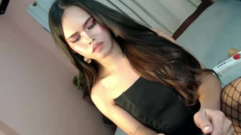 Snapshot of alove_too_last chatting on 01/24/25, 06:04 LEXY online show from 01/24/25, 06:04