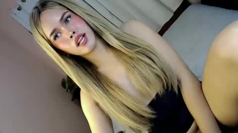 Snapshot of alove_too_last chatting on 01/27/25, 04:54 LEXY online show from 01/27/25, 04:54