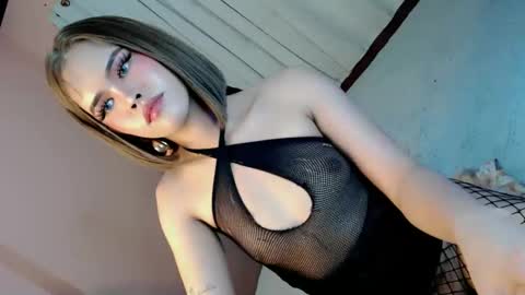 Snapshot of alove_too_last chatting on 02/13/25, 05:54 LEXY online show from 02/13/25, 05:54