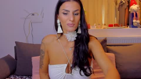 Snapshot of alphaqueenx chatting on 11/24/25, 10:37 Michelle online show from 11/24/25, 10:37