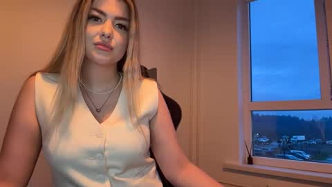 Amelia online show from 04/15/26, 04:47