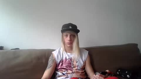 Snapshot of altboy010 chatting on 09/20/25, 02:29 altboy010 online show from 09/20/25, 02:29