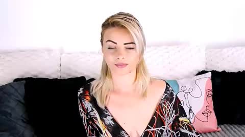 Snapshot of alyblonde chatting on 11/19/25, 11:10 aly online show from 11/19/25, 11:10