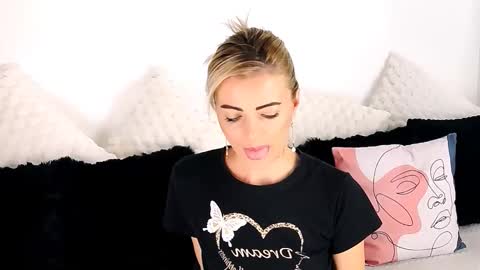 Snapshot of alyblonde chatting on 11/21/25, 09:19 aly online show from 11/21/25, 09:19