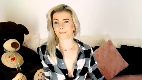 Snapshot of alyblonde chatting on 01/18/26, 01:37 aly online show from 01/18/26, 01:37