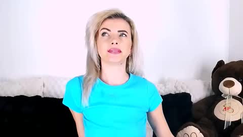 Snapshot of alyblonde chatting on 02/04/26, 02:01 aly online show from 02/04/26, 02:01