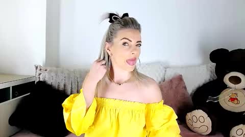 Snapshot of alyblonde chatting on 03/24/26, 10:31 aly online show from 03/24/26, 10:31