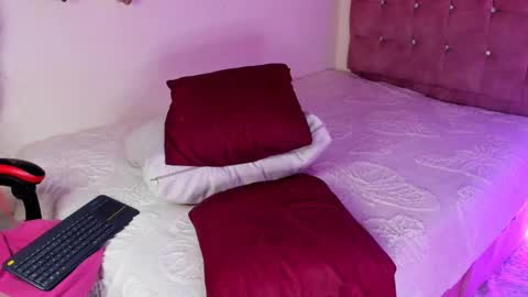 Snapshot of alyn__miller chatting on 04/08/26, 03:23 Elyn online show from 04/08/26, 03:23