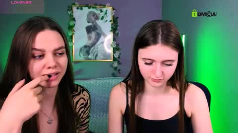 Snapshot of alyssamoan chatting on 11/29/25, 11:35 alyssamoan online show from 11/29/25, 11:35