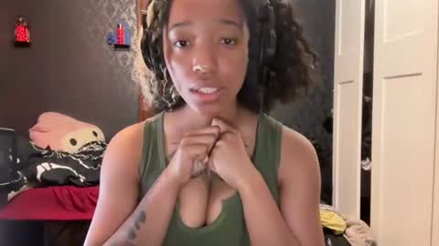 Snapshot of alyx_valoria chatting on 07/13/26, 12:57 Alyx online show from 07/13/26, 12:57