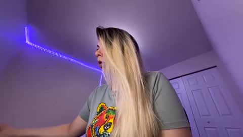 Snapshot of amandainbloom chatting on 02/25/25, 12:36 Amanda online show from 02/25/25, 12:36