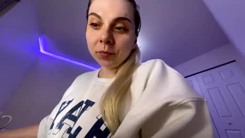 Snapshot of amandainbloom chatting on 03/04/25, 11:08 Amanda online show from 03/04/25, 11:08